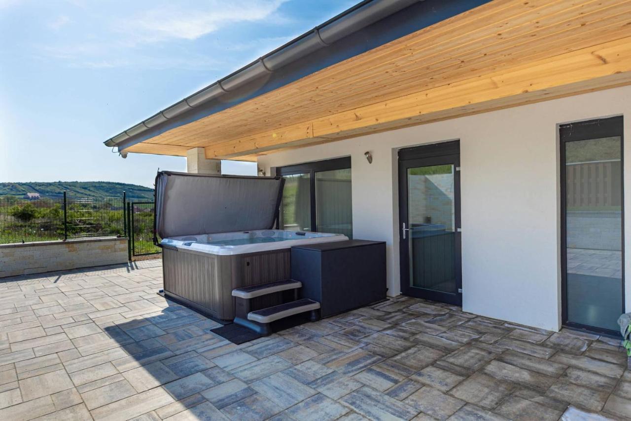 Aszuvilag Rezidencia With Sauna & Jacuzzi Legyesbenye المظهر الخارجي الصورة